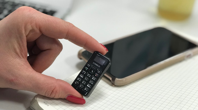 [GAMBAR] Telefon Terkecil Di Dunia Bakal Dipasarkan Mulai 2018! - Media