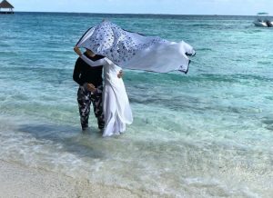 [GAMBAR] Loving Couple, Datin Hajah Fouziah Gous &#038; Suami Kongsi Foto Menarik Cuti Di Maldives, Seronoknya!