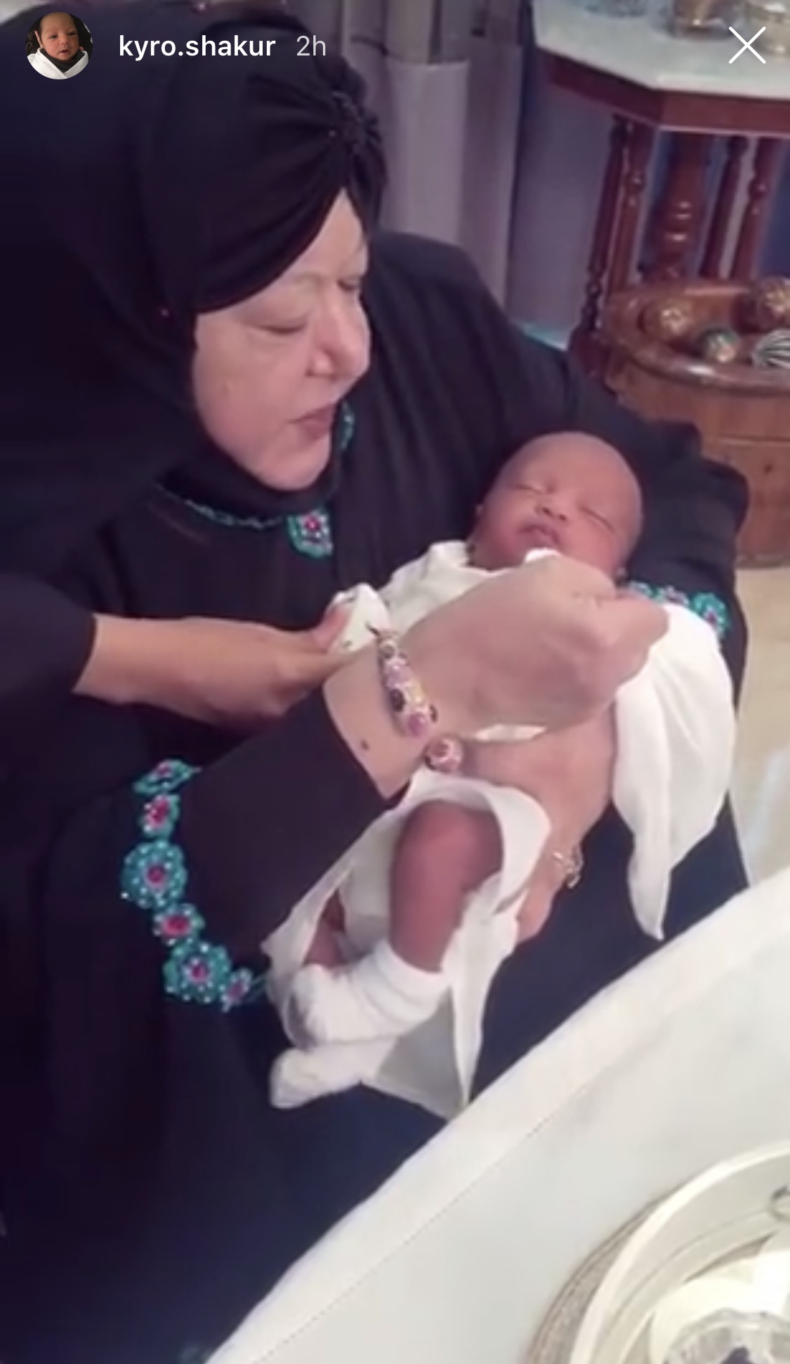 [GAMBAR] Ustazah Fatma El-Zahraa Antara Yang Hadir Ke Majlis Tahnik Anak Ammar Alfian, Suap Manisan