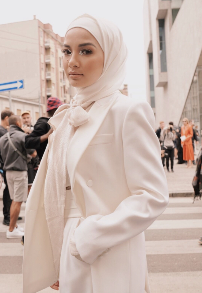 Tampil Hijab Penuh di Milan Fashion Week, &#8220;Saya Rasa Bangga, Dapat Bawa Gaya Hijab Penuh Ke Ruang Fesyen Antarabangsa.&#8221; Penampilan Neelofa Cetus Sensasi