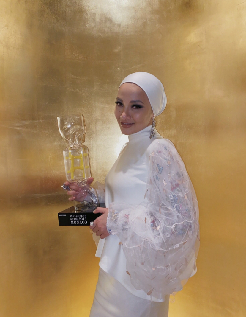 &#8220;Bermula Dengan Perniagaan Kasut Secara Kecil-Kecilan Di Rumah&#8230;,&#8221; &#8211; Atas Sukses, Neelofa Terima Influencer Awards 2019 Monaco