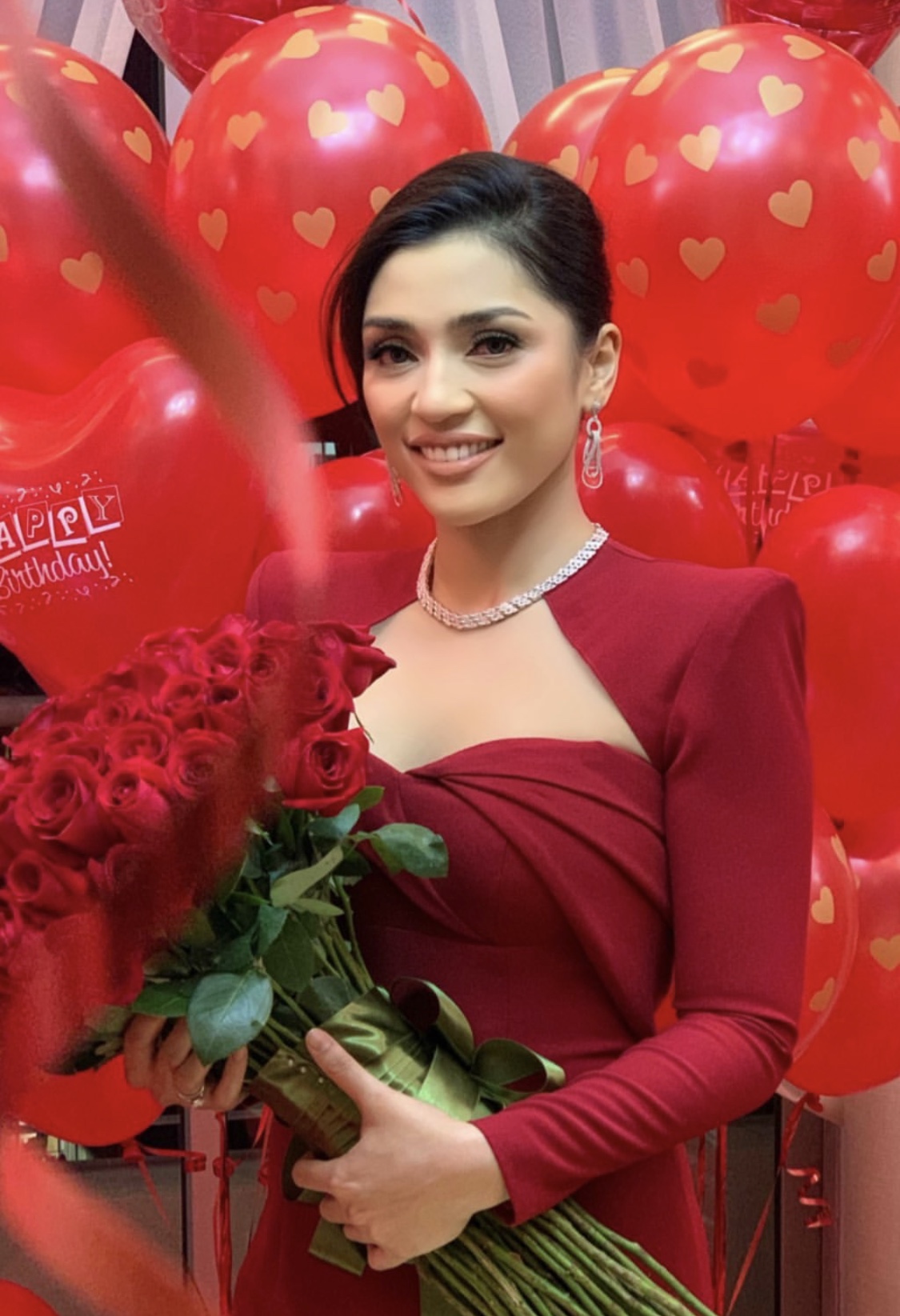 Rizman Nordin Buat Kejutan Hari Jadi Buat Isteri, Hadiahkan Sejambak Bunga Ros &#038; Puluhan Belon Merah!