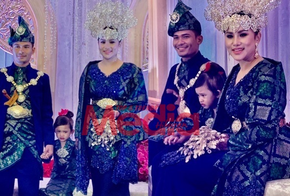 Akhirnya&#8230; Elly Mazlein Dedah Wajah Bakal Suami, Cikgu Asal Kelantan!