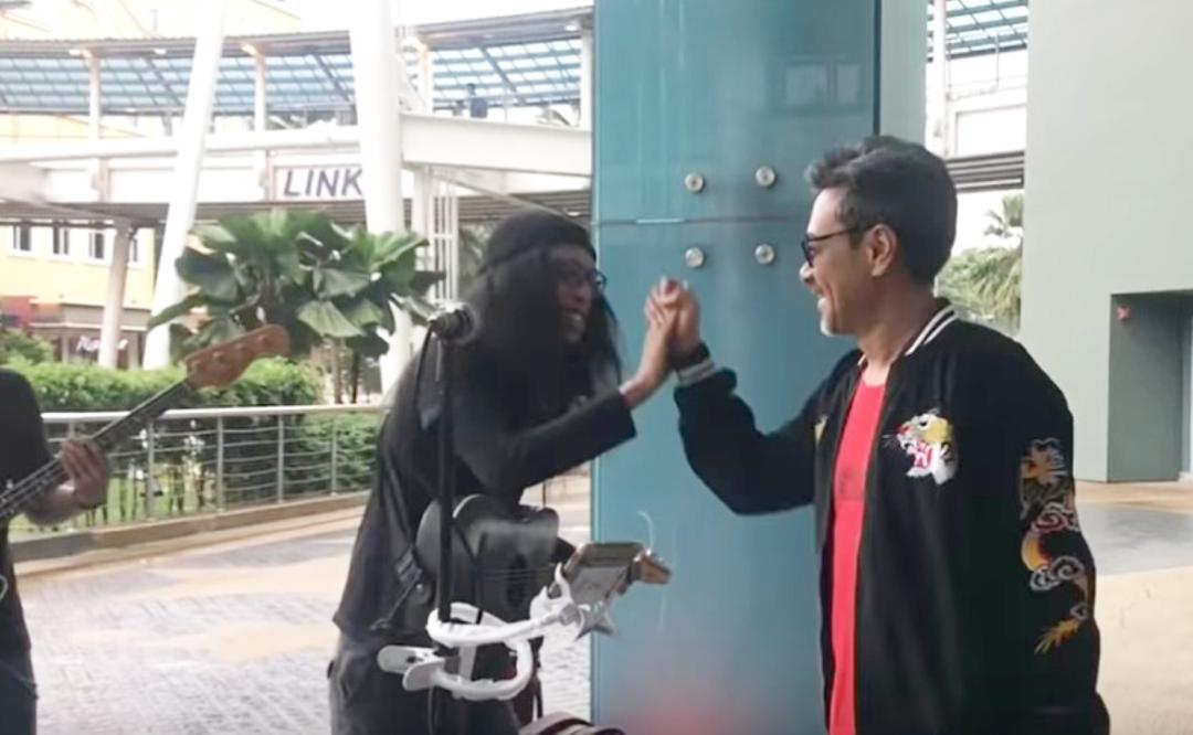 “Kejap, Saya Nak Nyanyi Lagu Abang,” – Sham Visa Join Buskers Nyanyi Lagu Untukmu Selamanya, Sporting Habis!
