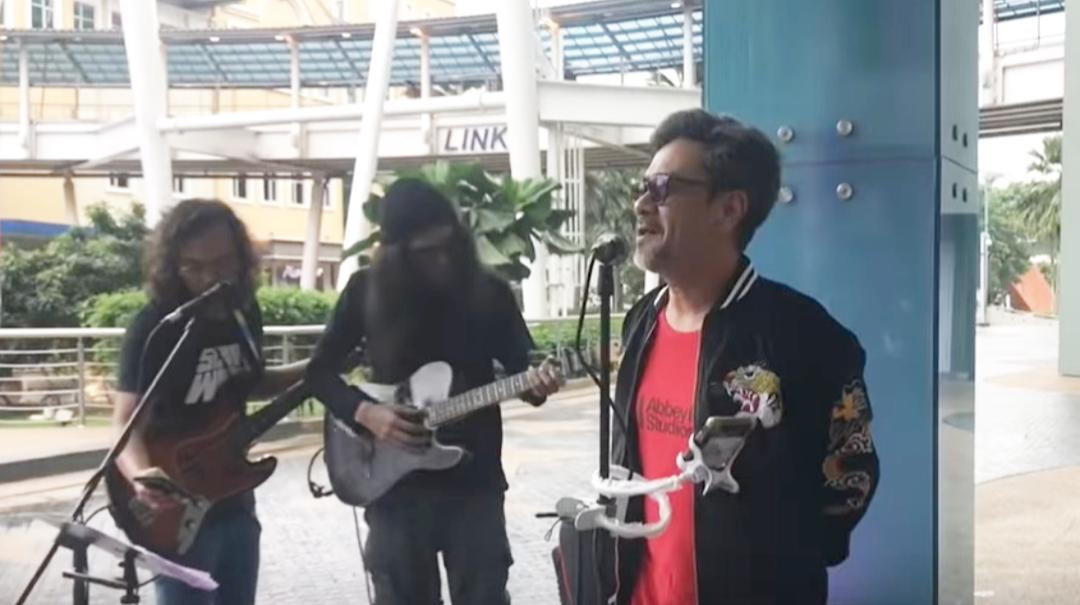 “Kejap, Saya Nak Nyanyi Lagu Abang,” – Sham Visa Join Buskers Nyanyi Lagu Untukmu Selamanya, Sporting Habis!
