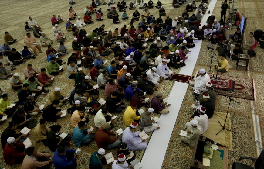 [GAMBAR] Alhamdulillah&#8230;. Lebih 1,000 Berkumpul, Hadiri Majlis Tahlil Arwah Abam. Fakhrul UNIC Pimpin Bacaan al-Quran
