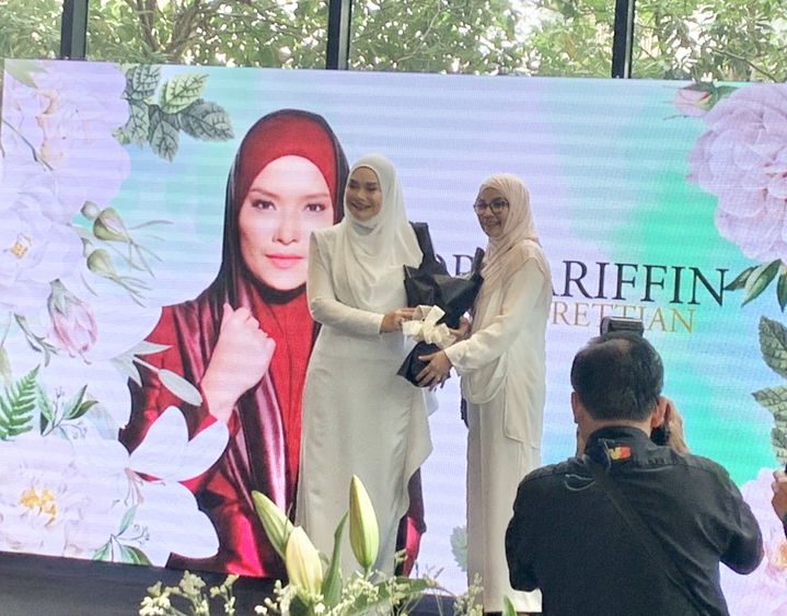 “Tuhan Ambil Apa Yang Kita Sayang Sebab Kita Terlalu Bertuhankan…,” – Nora Ariffin Pegang Pesan, Tak Tutup Hati Berteman Baru