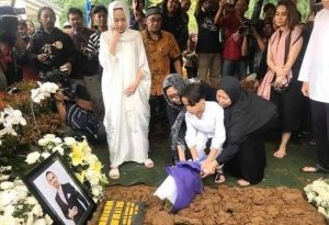 Bapa Ashraf Titip Ucapan Menantu,- &#8220;Bunga Terima Kasih Kerana Telah Mencintai Anak Saya.”