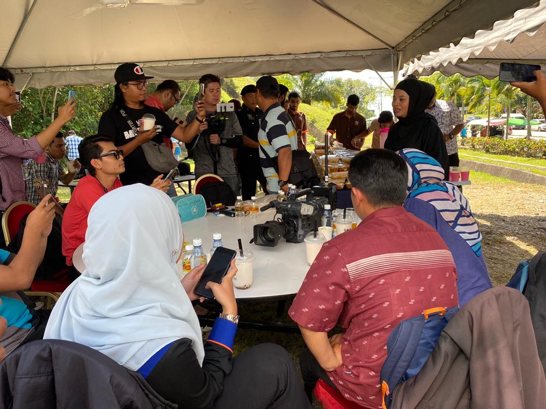 “Tabik Dengan Semangat Kerja Rakan Media,” – Siti Sarah Agih Minuman Di Perkarangan Istana, Doa Yang Terbaik Untuk Negara