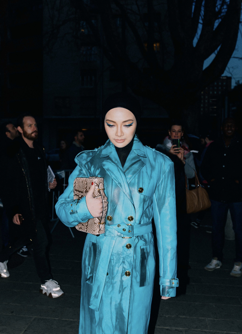 “Sungguh Teruja Kerana Diberi Peluang…,” – Neelofa Jadi Selebriti Malaysia Pertama Tonton Pertunjukan Fesyen Versace!