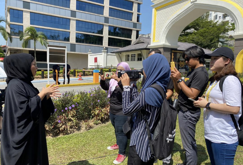 “Tabik Dengan Semangat Kerja Rakan Media,” – Siti Sarah Agih Minuman Di Perkarangan Istana, Doa Yang Terbaik Untuk Negara