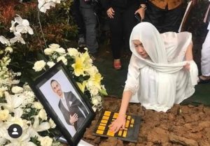 Bapa Ashraf Titip Ucapan Menantu,- “Bunga Terima Kasih Kerana Telah Mencintai Anak Saya.”