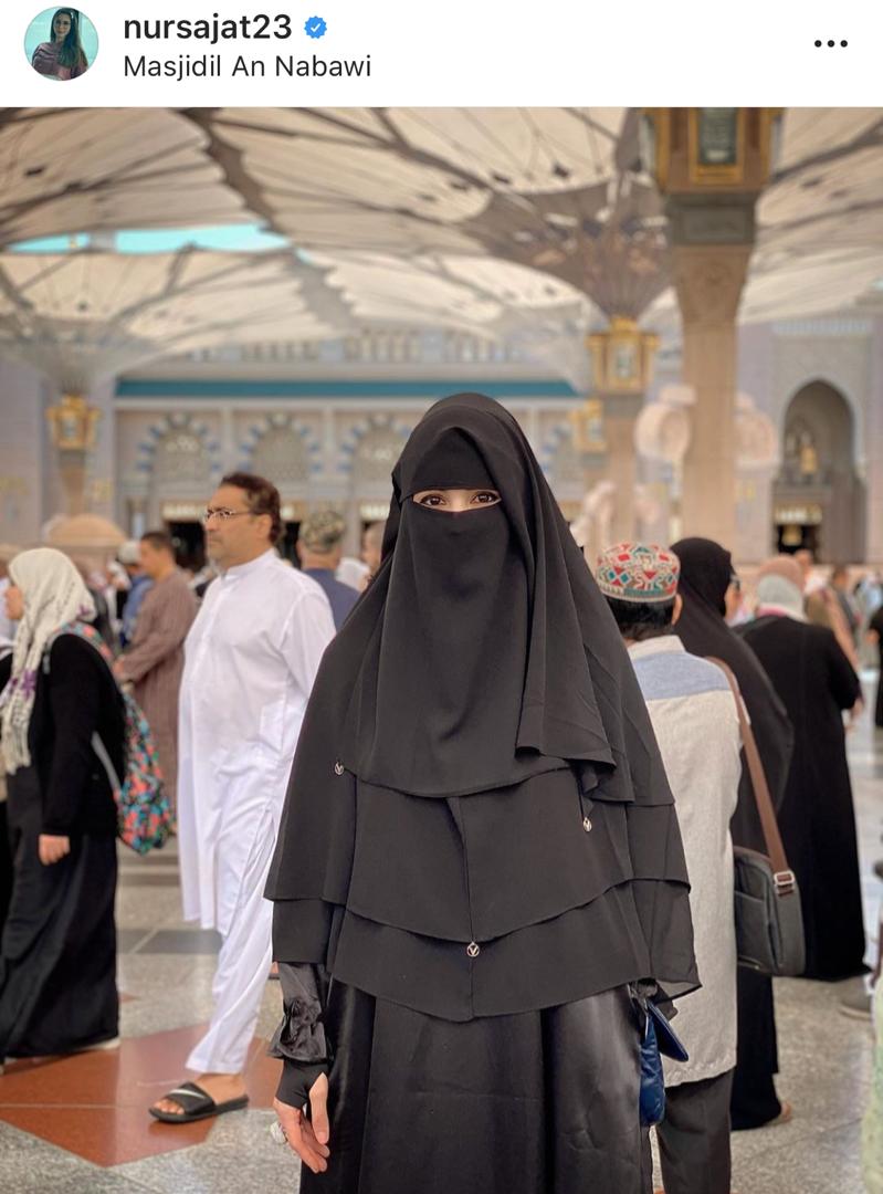 “Saya Tenang Di Sini,” – Kongsi Rezeki, Sajat Agihkan Juadah Buat Jemaah Di Tanah Suci 