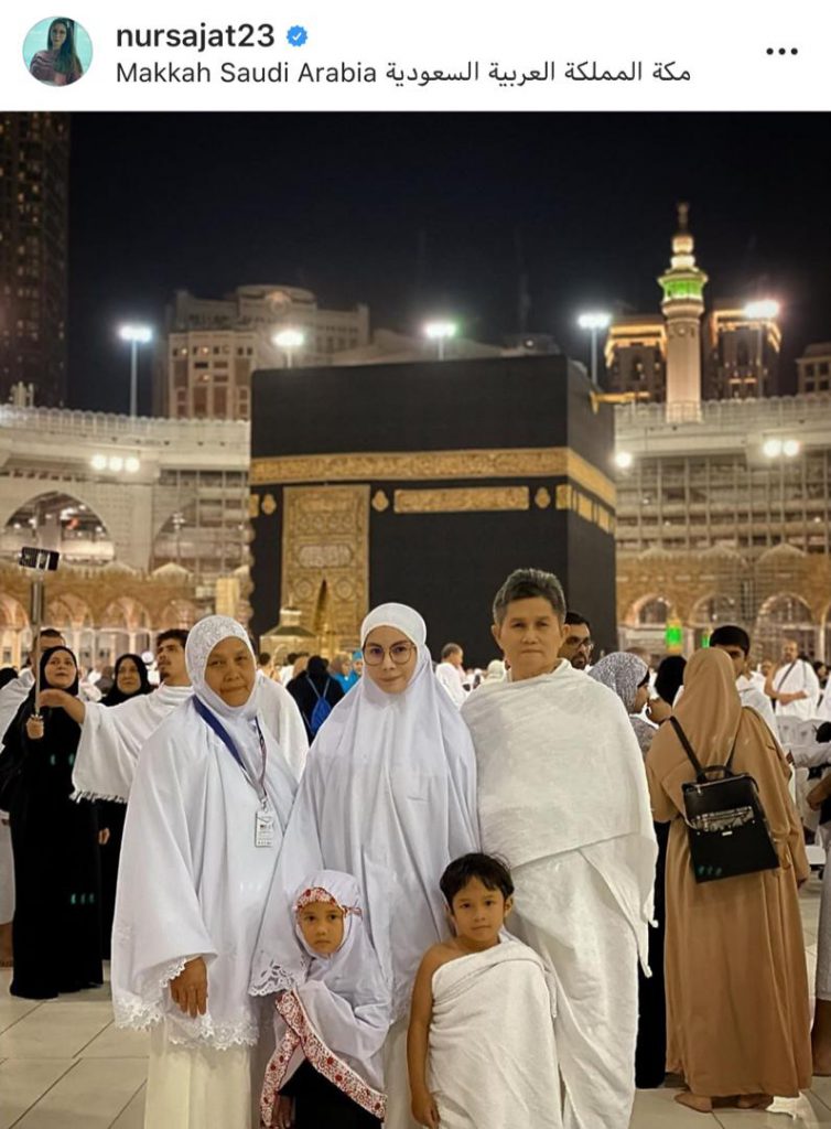 “Saya Tenang Di Sini,” – Kongsi Rezeki, Sajat Agihkan Juadah Buat Jemaah Di Tanah Suci 