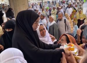 “Saya Tenang Di Sini,” – Kongsi Rezeki, Sajat Agihkan Juadah Buat Jemaah Di Tanah Suci 