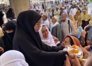 &#8220;Saya Tenang Di Sini,&#8221; &#8211; Kongsi Rezeki, Sajat Agihkan Juadah Buat Jemaah Di Tanah Suci 