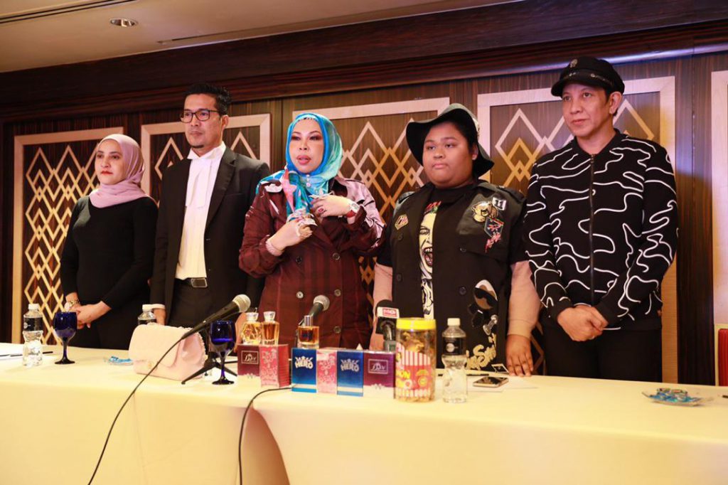 “Kalau Anda Kat Tempat Saya, Tengok Video Permohonan Maaf Yang Dibuat Layak Ke Dimaafkan?,” –  Menitis Air Mata DSV, Saman Terhadap Azwan Ali Diteruskan