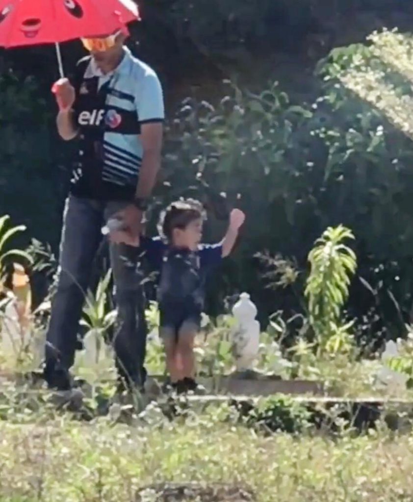 Toleh Belakang, Lambai Tangan… Ziarah Pusara Abam, Anak Achey Seolah-Olah ‘Nampak’ Kelibat Allahyarham 