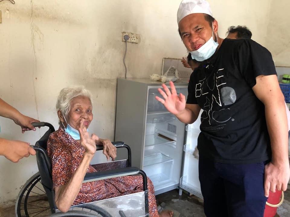 “Buka Pintu Satu Rumah Bau Najis, Semua Tak Tahan Baunya. Kasihan Makcik Ini,” &#8211; Ebit Lew Teruskan Misi Murni, Bantu Warga Emas