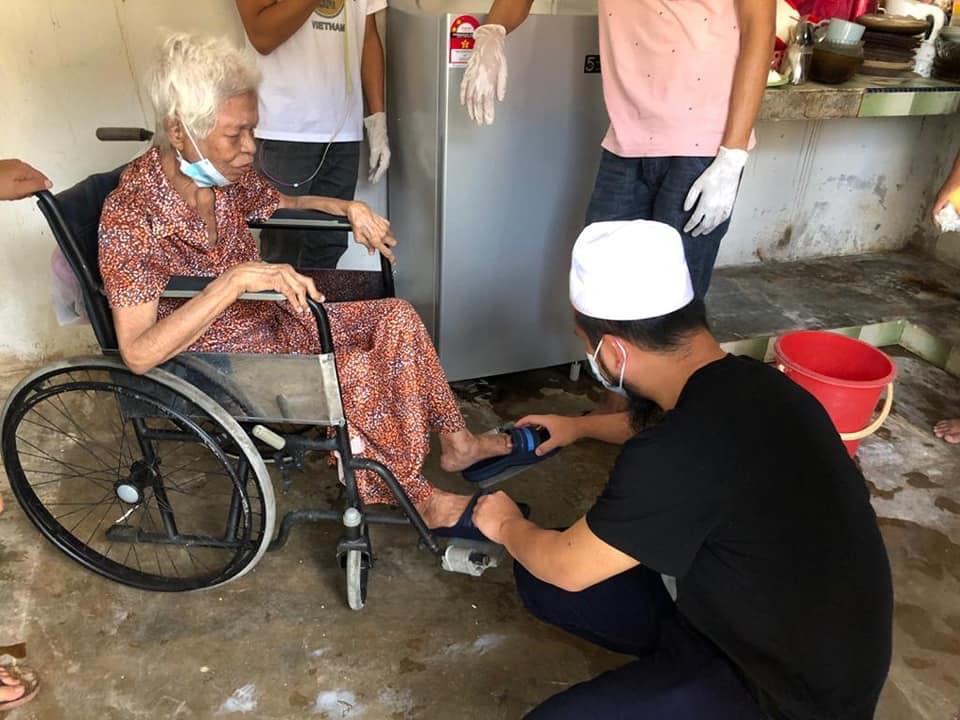 “Buka Pintu Satu Rumah Bau Najis, Semua Tak Tahan Baunya. Kasihan Makcik Ini,” &#8211; Ebit Lew Teruskan Misi Murni, Bantu Warga Emas