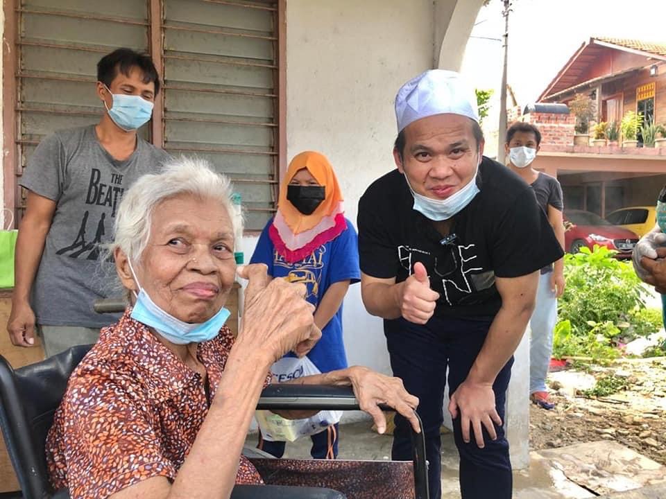 “Buka Pintu Satu Rumah Bau Najis, Semua Tak Tahan Baunya. Kasihan Makcik Ini,” &#8211; Ebit Lew Teruskan Misi Murni, Bantu Warga Emas