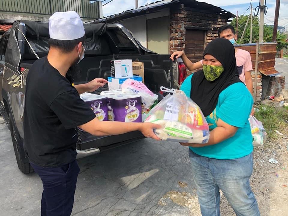 “Buka Pintu Satu Rumah Bau Najis, Semua Tak Tahan Baunya. Kasihan Makcik Ini,” &#8211; Ebit Lew Teruskan Misi Murni, Bantu Warga Emas