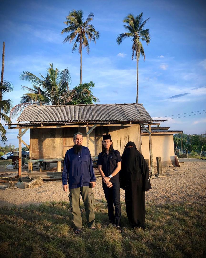 “Eh Dok Ingat Mu Ada Bini Sorang Lagi,”- Isteri Ustaz Azhar Idrus Seloroh Saat Rakam Foto Bersama