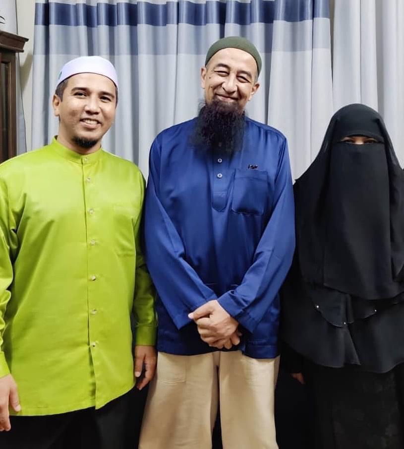 &#8220;Eh Dok Ingat Mu Ada Bini Sorang Lagi,&#8221;- Isteri Ustaz Azhar Idrus Seloroh Saat Rakam Foto Bersama