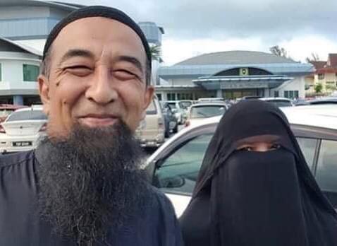“Eh Dok Ingat Mu Ada Bini Sorang Lagi,”- Isteri Ustaz Azhar Idrus Seloroh Saat Rakam Foto Bersama