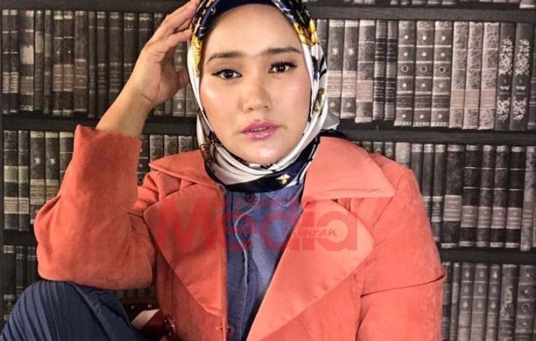 “Ibu Berikan Saya Beg Prada Sebagai Beg Sekolah,” &#8211; Bapa Pula Pernah Minta Tutup Pusat Beli-Belah 1 Jam, Azharina Kongsi Ceritanya Yang Ramai Tak Tahu