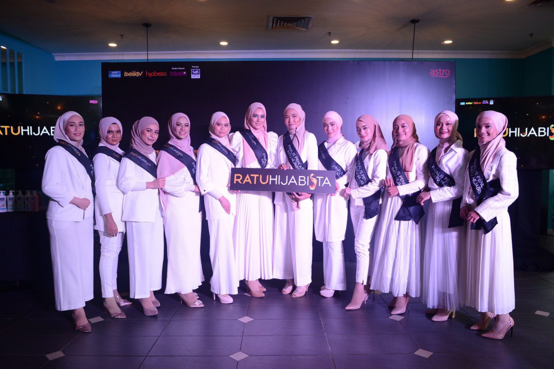 “Cantik Menutup Aurat,” – Dihoskan Fikry Ibrahim & Uyaina Arshad, Ini Dia Barisan Rasmi 12 Peserta Ratu Hijabista 2020. Ayu Belaka!