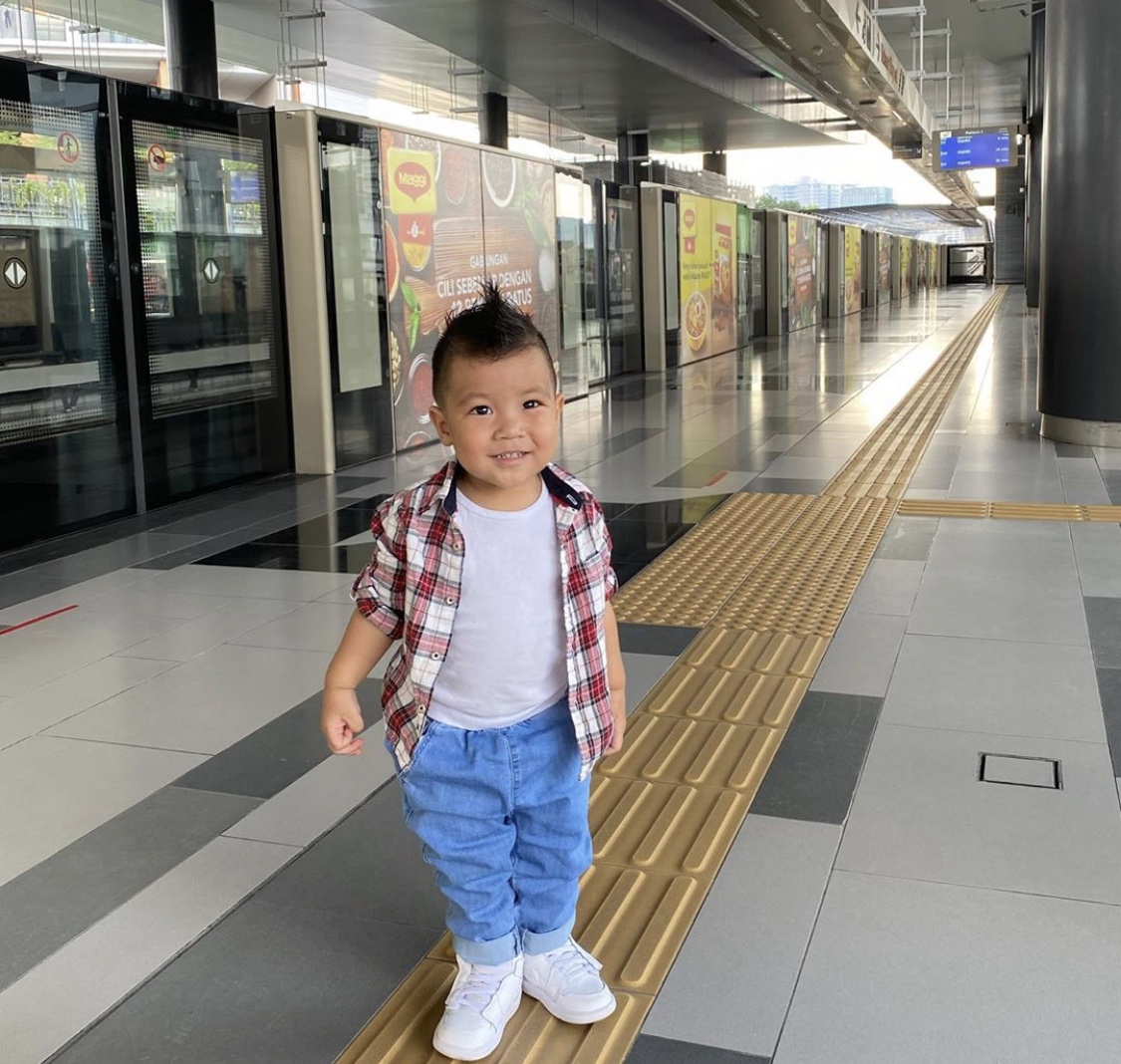 &#8220;Setelah Berbulan-Bulan Terkurung&#8230;,&#8221; &#8211; Anak Betty Rahmad Teruja Lihat LRT Buat Pertama Kali, Ini Reaksi Ardy Wira