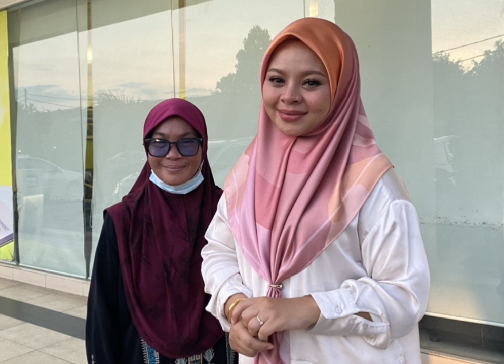 &#8220;Saya Tak Percaya Dan Tidak Terkata-Kata,&#8221; &#8211; Berlinang Air Mata Alina Hassan Terima Bantuan Rawatan Mata Daripada Siti Sarah