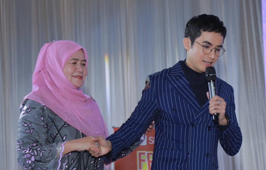 “Mereka Ingatkan Saya Jaga Solat,” – Ibu Menitis Air Mata Gembira, Zoey Hadiahkan Mak Ayah Kondo Bernilai RM500k Di KL