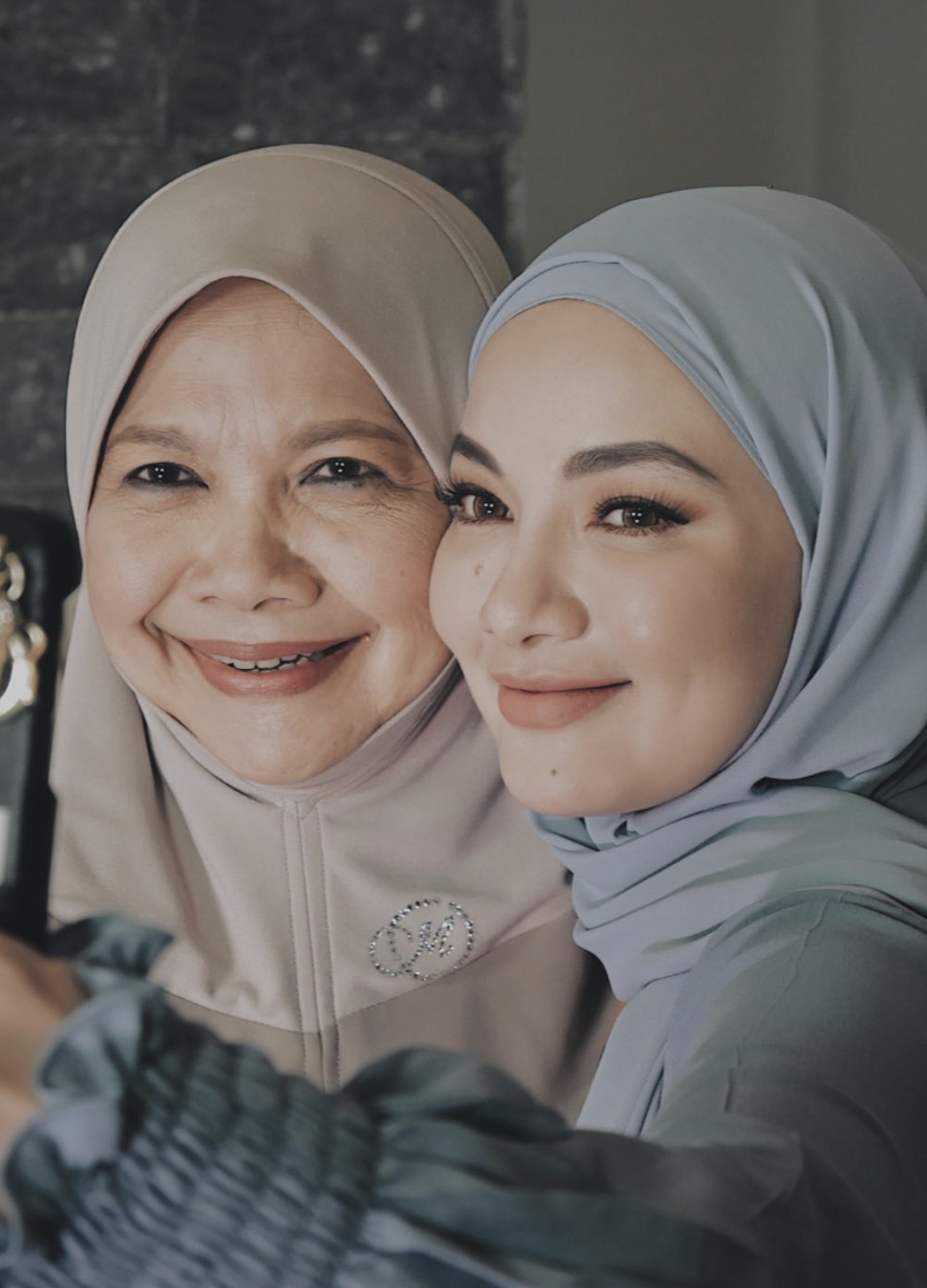 Apa Yang Dibualkan? Neelofa Kesat Air Mata Di Samping Prof Muhaya