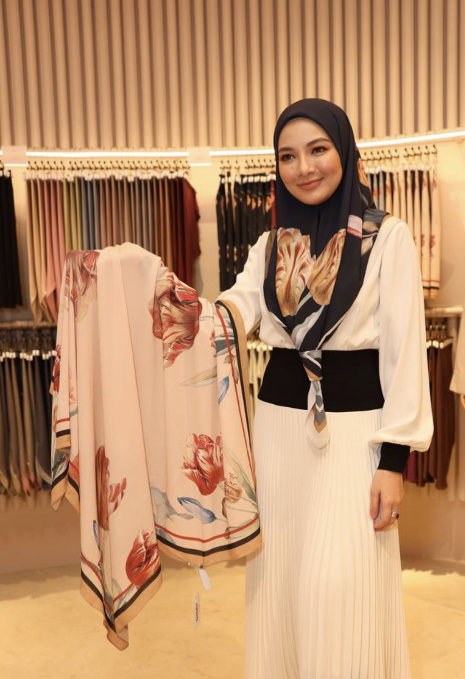 “Pilih Untuk Kenakan Stokin, Itu Ialah Pemahaman Saya,” – Jawab Pertanyaan Ramai, Neelofa Doa Moga Allah Tetapkan Iman