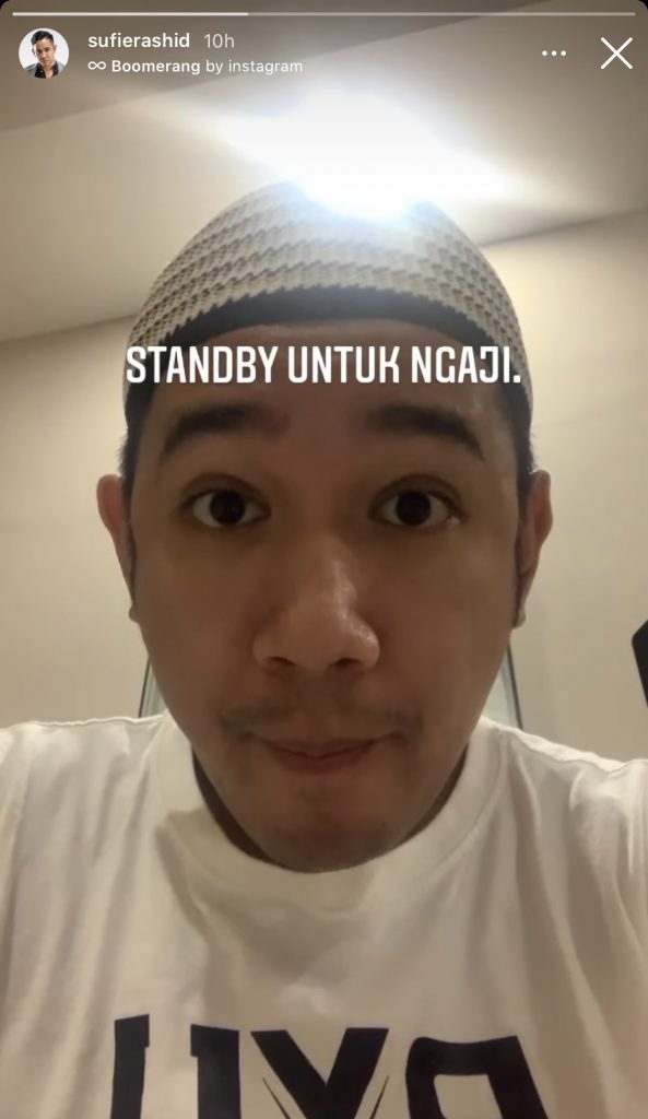 “Minggu Kedua Mengaji,” – Sufie Rashid Pegang Buku Iqra Pada Usia 29 Tahun, Peminat Doa & Pesan Belum Terlambat Untuk Belajar