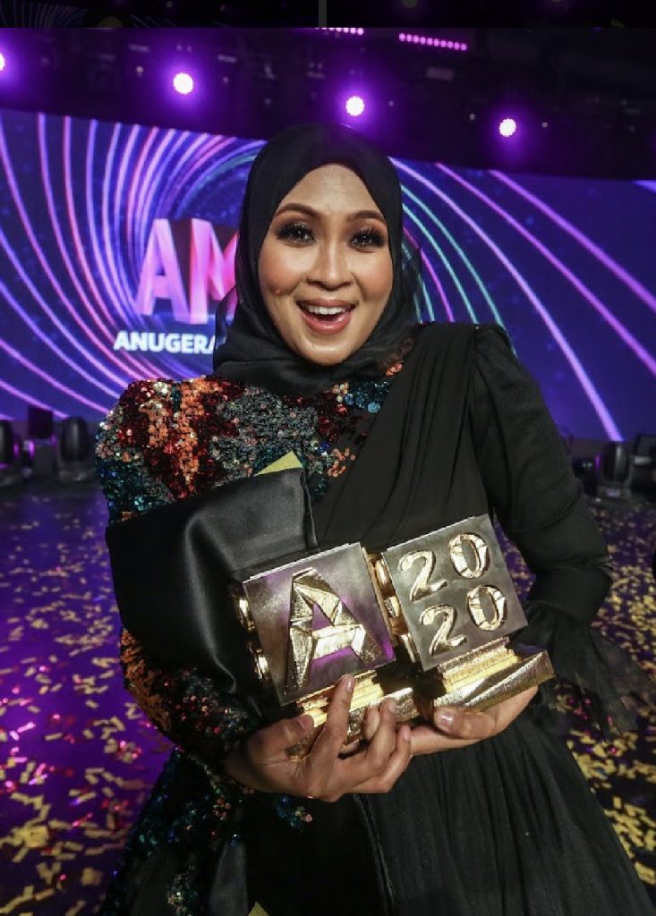 “Alhamdulillah Ini Semua Rezeki,” – Siti Nordiana & Haqiem Rusli Ungguli Top Top MeleTop, Ini Senarai Lengkap Penerima Trofi AME2020