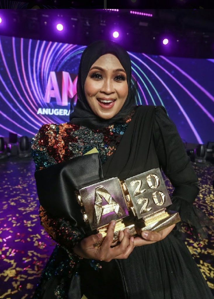 “Alhamdulillah Ini Semua Rezeki,” &#8211; Siti Nordiana &#038; Haqiem Rusli Ungguli Top Top MeleTop, Ini Senarai Lengkap Penerima Trofi AME2020