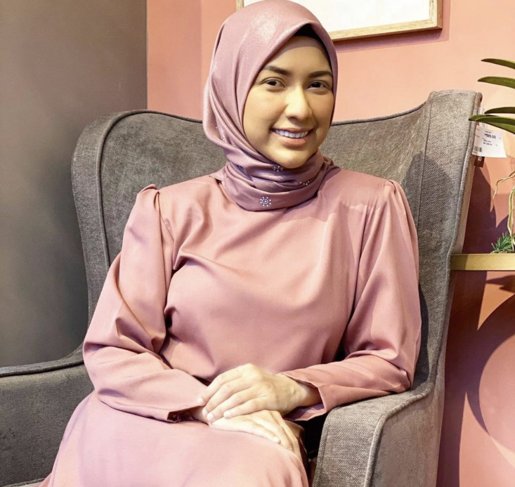 [GAMBAR] Tak ‘Free Hair’ Lagi, Ini 8 Artis Wanita Kita Yang Sudah Manis Bertudung Tahun Lalu