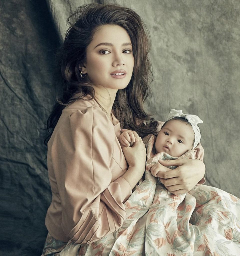 Fazura Kongsi Video Fatima Terbersin, Kaletah Comel Raih Perhatian – “Copy Paste Muka Ayah Ni, Besar Nanti Cantik Macam Mummy Dia.”