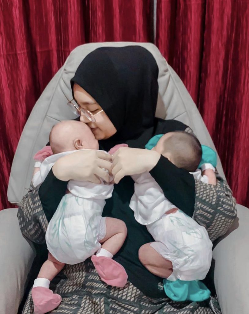 “Ya Allah Comelnya!,” &#8211; Baru Berusia 1 Bulan, Ainan Tasneem Kongsi Foto Anak Kembar Sepasang