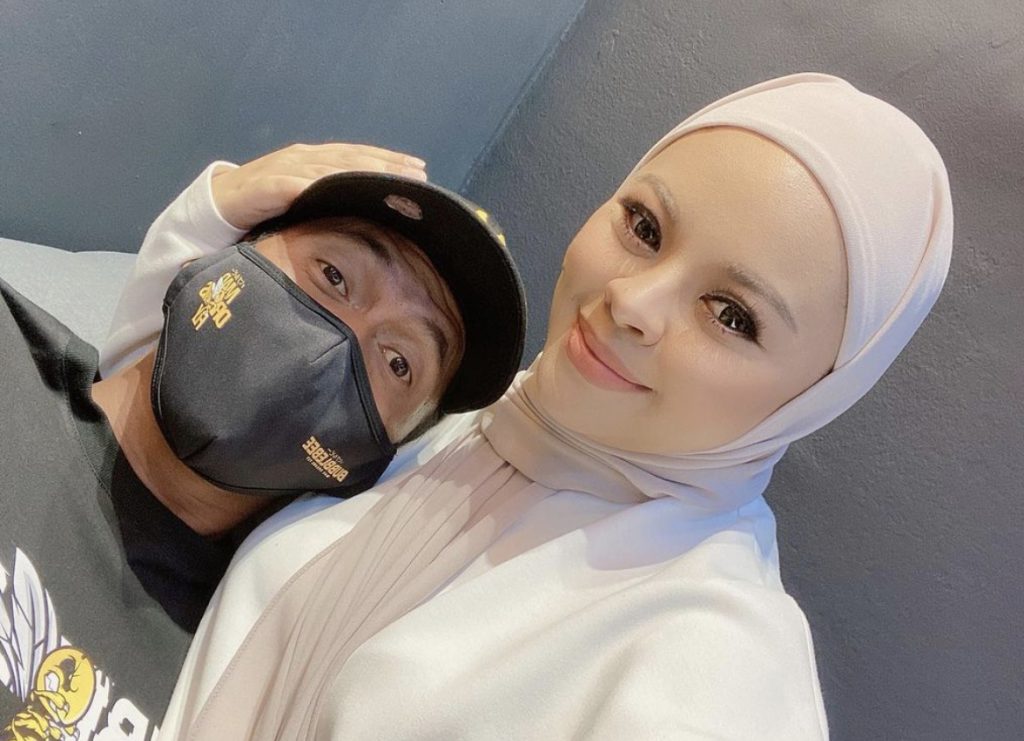 [VIDEO] “Bukan Nak Puji Sebab Dia Suami Saya,” – Shuib Bantu Jual Nasi Lemak, Siti Sarah Jelaskan 4 Sikap Sebenar Suami Yang Ramai Orang Tak Tahu