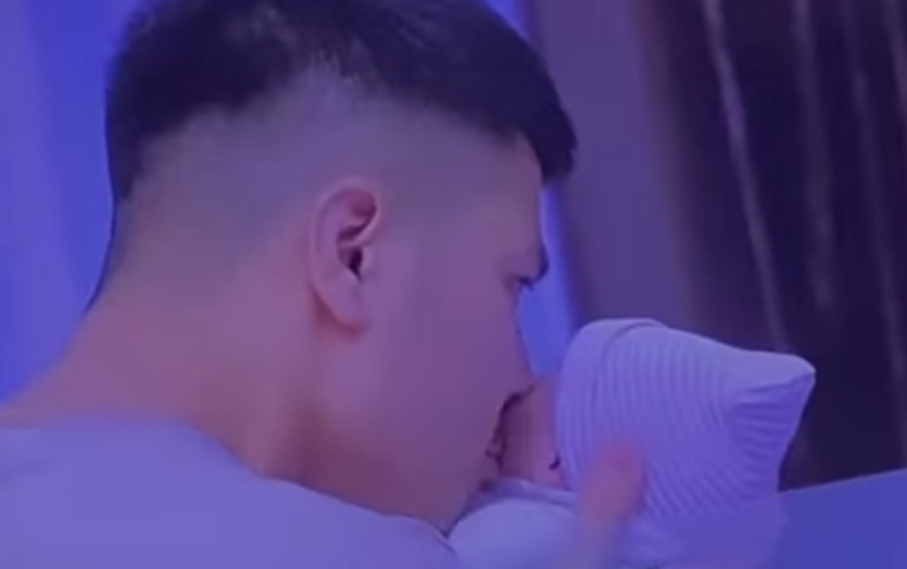 “Kami Kenalkan Anak Kedua Kami,” – Peminat Sebak Tonton Detik Bersalin, Scha & Awal Kongsi Wajah Penuh Baby L