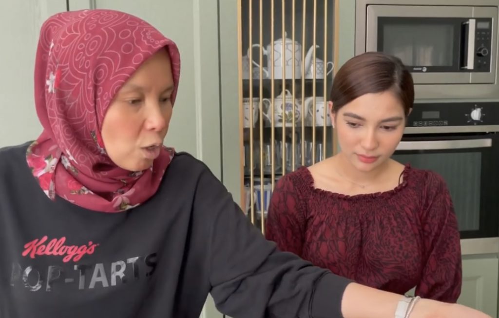 “Bakal Mak Mentua Macam Kawan,” &#8211; Ramai Cakap Elisya Sandha Untung, Sheila Rusly ‘Sporting’ Ajar Masuk Dapur