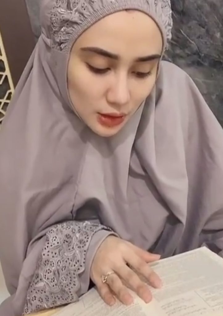 “Baru Boleh 27 Kali Ganda Pahala,” &#8211; Dirikan Solat Dengan Wawa Zainal Selepas Bebas Covid-19, Video Sweet Aeril Zafrel Dihujani Pelbagai Komen Netizen