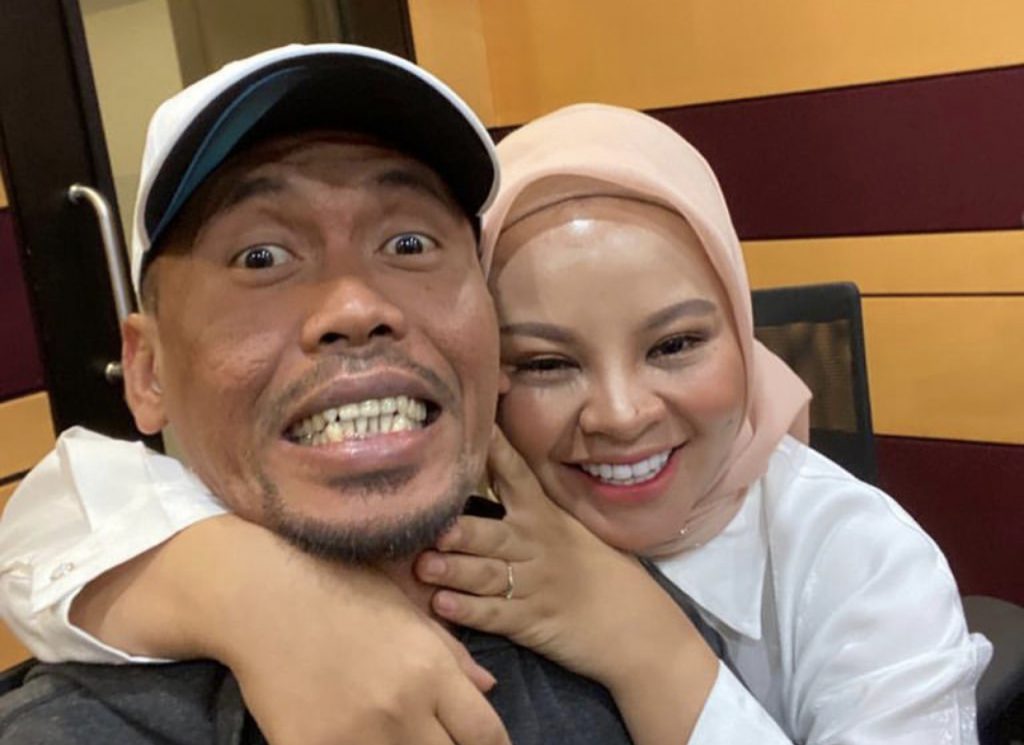 [VIDEO] “Bukan Nak Puji Sebab Dia Suami Saya,” – Shuib Bantu Jual Nasi Lemak, Siti Sarah Jelaskan 4 Sikap Sebenar Suami Yang Ramai Orang Tak Tahu