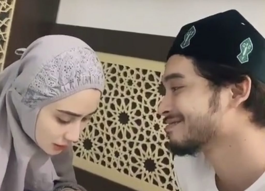 “Baru Boleh 27 Kali Ganda Pahala,” &#8211; Dirikan Solat Dengan Wawa Zainal Selepas Bebas Covid-19, Video Sweet Aeril Zafrel Dihujani Pelbagai Komen Netizen