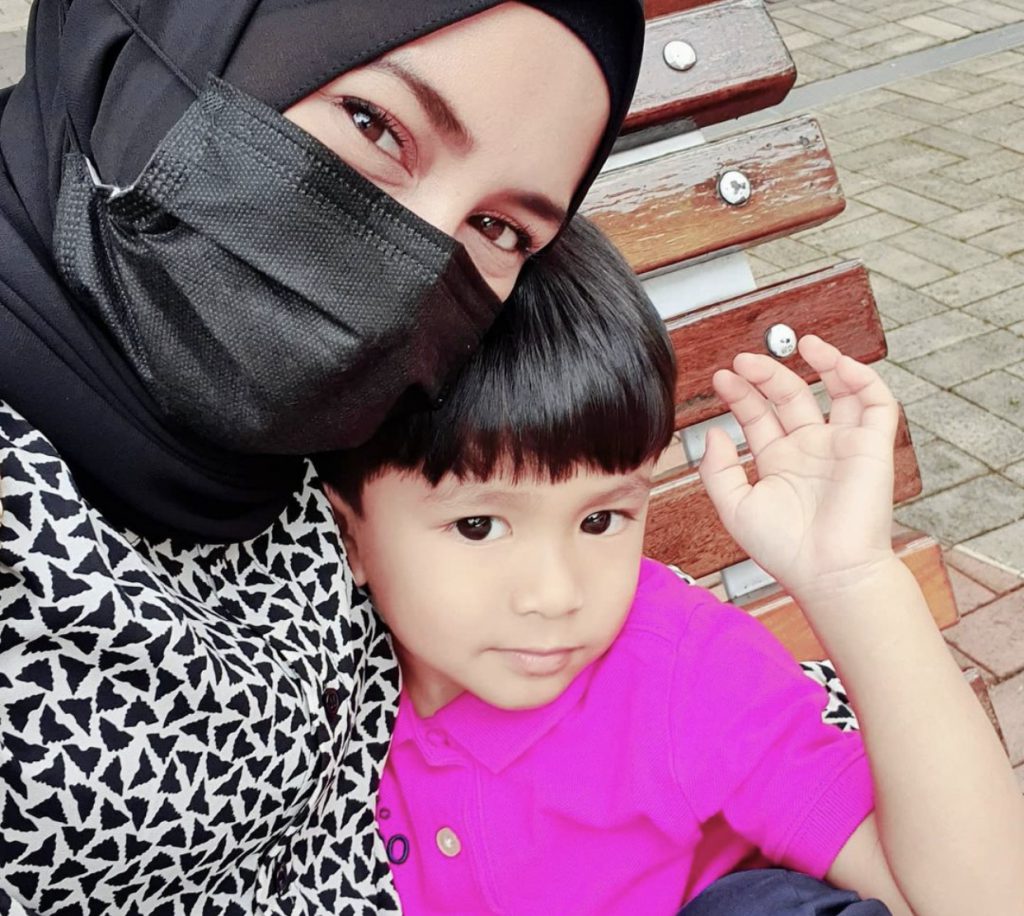 “Basuh Tangan Dulu Sayang, Lepas Tu Kumur,” &#8211; Mila Jirin Ajar Anak 3 Tahun Ambil Wuduk, Habis Basah Lencun!