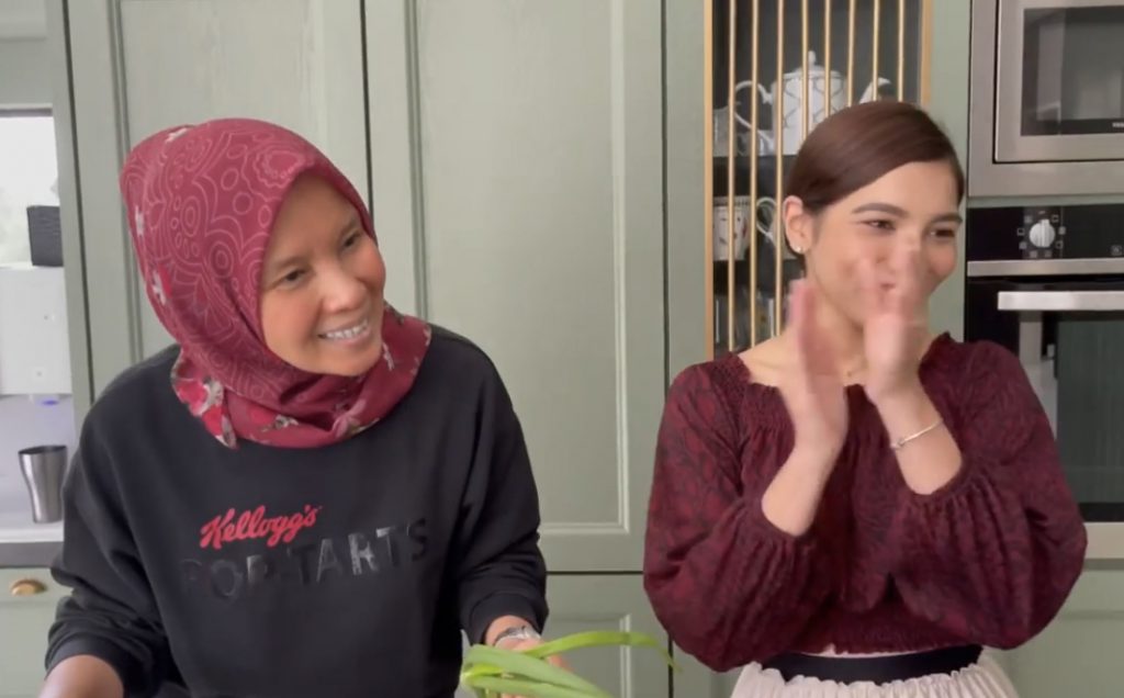 “Bakal Mak Mentua Macam Kawan,” &#8211; Ramai Cakap Elisya Sandha Untung, Sheila Rusly ‘Sporting’ Ajar Masuk Dapur